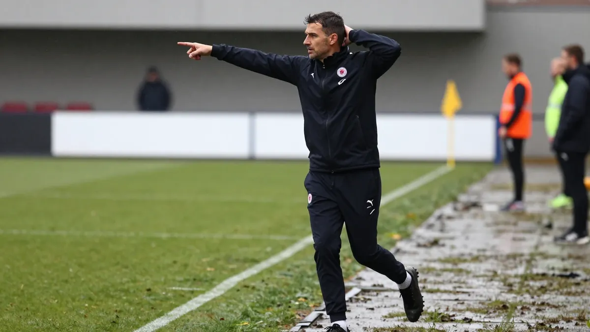 Chesterfield manager Paul Cook wants supporters to applaud former players Ash Palmer, Ollie Banks and Jeff King when they...